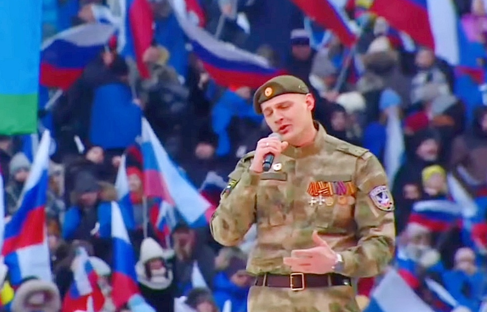 "Es nebaidos sasmērēt asinīs rokas līdz elkoņiem. Šis ir karš, un ne mēs to sākām. Bet mēs to pabeigsim!" – 2023. gada 22. februārī Maskavā "Lužņiku" stadionā organizētajā mītiņā pirms Putina uzrunas deklamē kāds Krievijas armijas seržants.