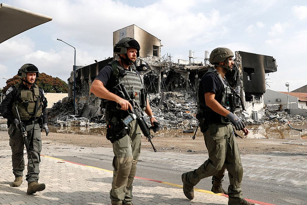 Izraēlas drošības spēki svētdien patrulē Sderotas pilsētā pie nopostīta policijas iecirkņa, kuru sestdien bija ieņēmuši "Hamas" kaujinieki.