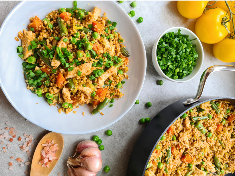 Ziedkāpostu rīsi ar dārzeņiem un vistu.