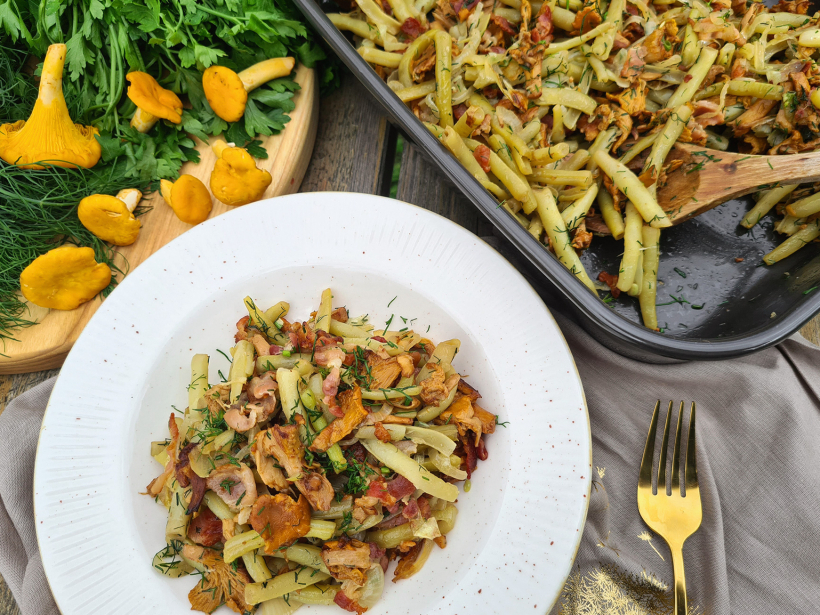 Sviesta pupiņas ar gailenēm un bekonu.