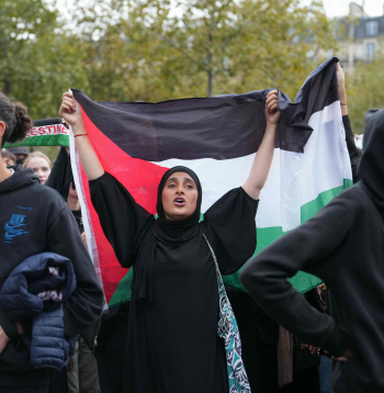 Palestīniešus atbalstoša demonstrācija Parīzē.