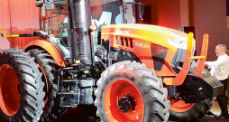 Viena no vadošajāmtrektortehnikas ražotājām ir japāņu "Kubota. Attēlā - 'Kubota M8' traktors. 