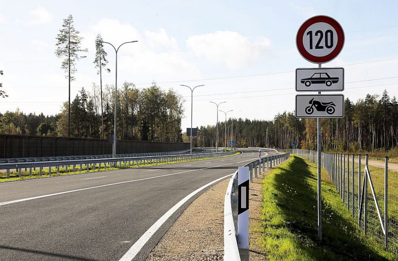 Vai esat Latvijā jau agrāk šādas ceļa zīmes redzējuši? Par vienu droši, ka ir skaidrs jau intuitīvi, savukārt zīme Nr. 552, iespējams, tiešām ir piemirsusies: baltā auto piktogramma uz zilā fona norāda, ka atrodamies uz ātrgaitas ceļa.