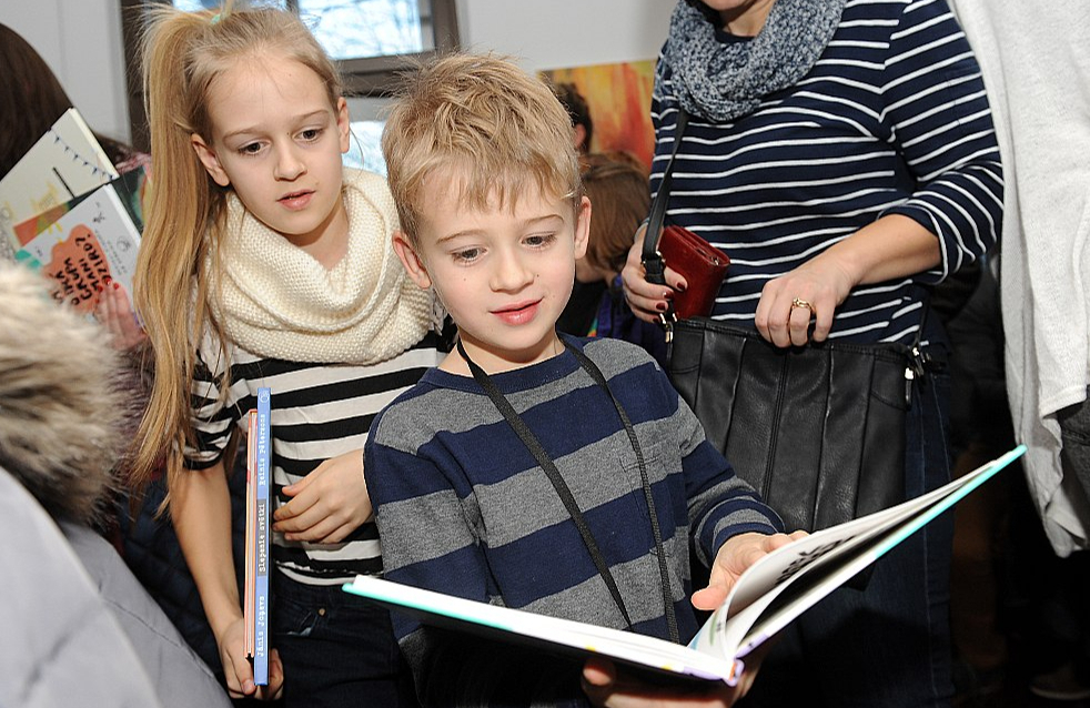 Latvijas bērni izdevniecības "Liels un mazs" izdoto jauno grāmatu atvēršanā.