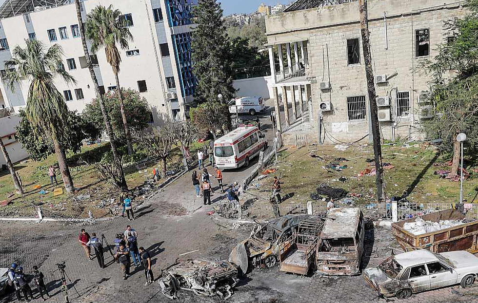 Aina pie Gazas "Al Ahli" slimnīcas trešdien. Izraēla un "Hamas" sniedz pretrunīgu informāciju par hospitāļa teritorijā notikušo eksploziju, kas prasījusi cilvēku dzīvību.