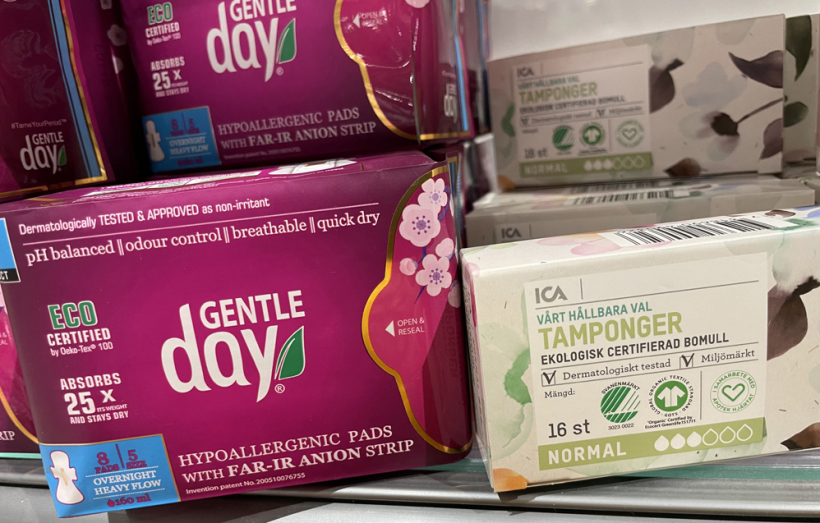 Divi higiēnas preču iepakojumi ar atšķirīgu ekomarķējumu. Uz kastītes labajā pusē zinošama pircējam nebūs šaubu par ekomarķējumu – ziemeļvalstu reģiona ofi ciālā ekomarķējuma zīme, kas piešķirta produktiem, kuri visā savā dzīves ciklā vērsti uz ietekmes uz vidi samazināšanu. Par marķējumu uz kastītes kreisajā pusē nebūs tādas pārliecības.