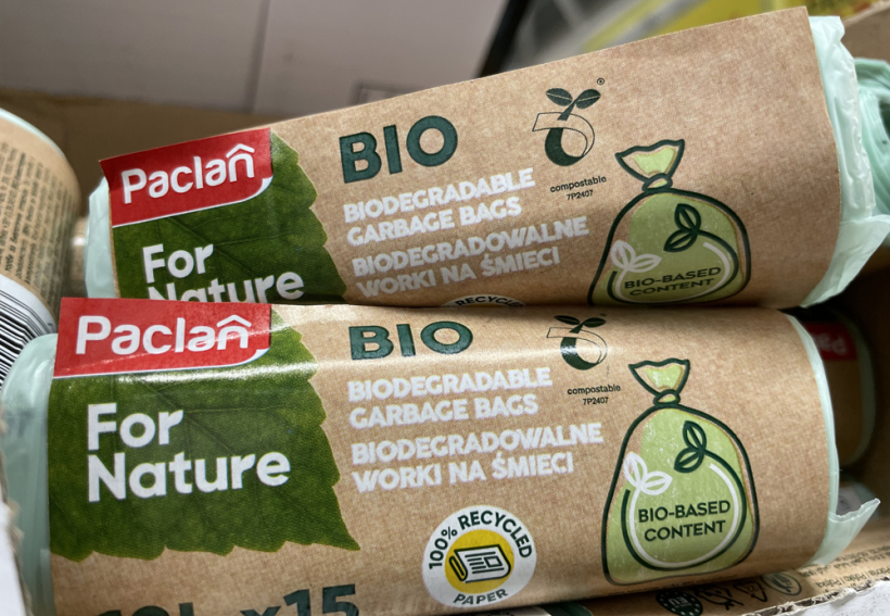 Ja pircējs vēlas iegādāties maisiņus, kas ir kompostējami, nepietiek uzticēties uzrakstam "Biodegradable garbage bags" (maisi, kas bioloģiski sadalās). Jāzina marķējums, kas to apstiprina. Uz šiem maisiņiem tāds ir.