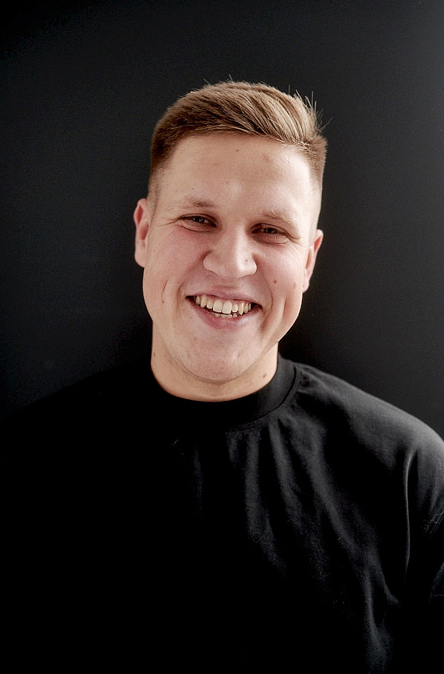 "Vēlamies mainīt līdzšinējos kurjerpiegādes tirgus standartus, kļūstot par galveno izvēli visiem tiem, kuri vēlas saņemt savām vajadzībām atbilstošākos un izdevīgākos kurjerpiegādes pakalpojumus," saka uzņēmuma "Swotzy" līdzdibinātājs un vadītājs Lauris Rutkis.