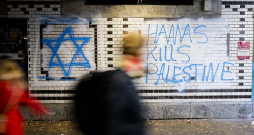 Uzraksts uz sienas Berlīnes metrostacijā vēsta: "Hamās" nogalina Palestīnu.