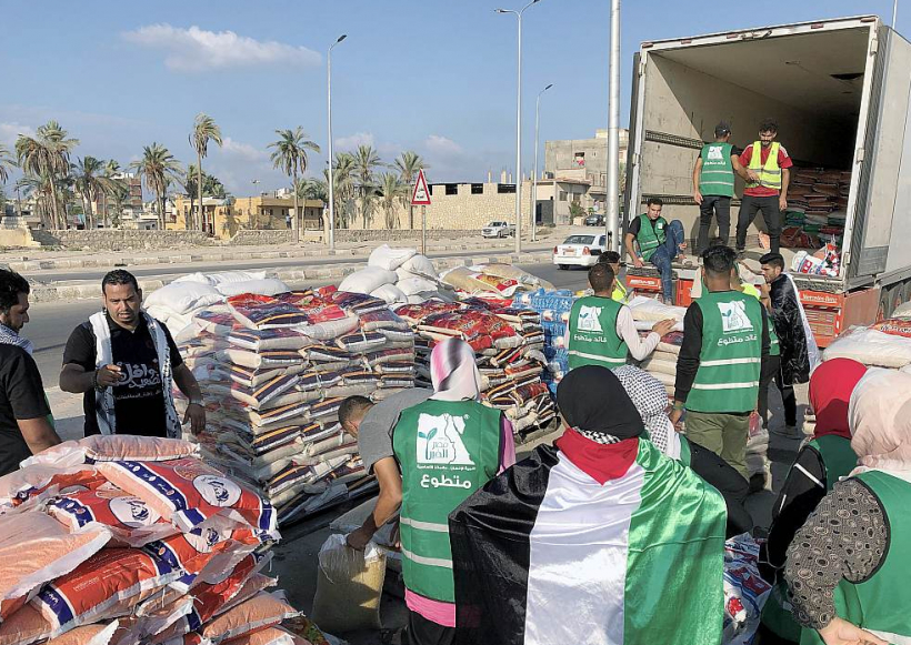 Humānās palīdzības konvojs Ēģiptes pilsētā Arišā, kas atrodas 45 kilometrus no Rafahas robežkontroles punkta. 