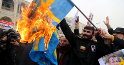 Irānā islāmticīgie dedzina Zviedrijas karogu.