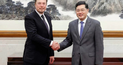 Īlons Masks tiekoties ar Ķīnas ārlietu ministru Cjinu Gangu Pekinā.