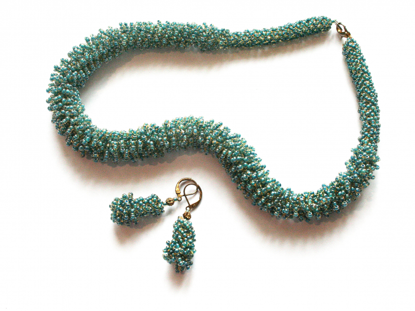 Kaklarota un auskari.