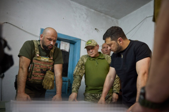 Ukrainas prezidents Volodimirs Zelenskis tiekas ar karavīriem.
