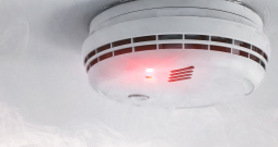 Vienam ugunsgrēka autonomajam detektoram jābūt katrā mājokļa vai īslaicīgās izmitināšanas ēkas stāvā.