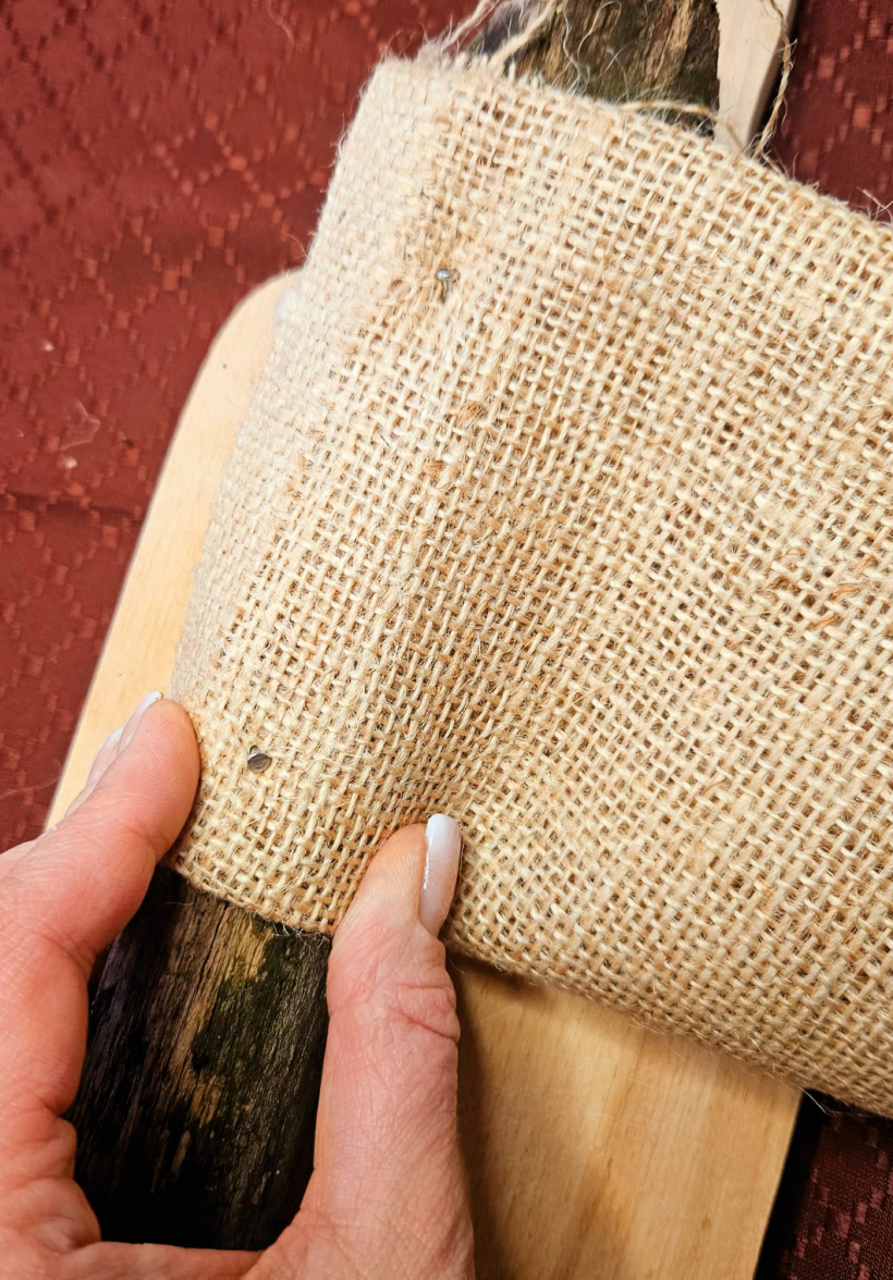 Pārloka audumu un pienaglo.