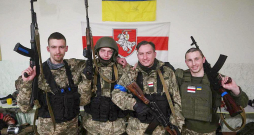 Baltkrievi uzskata, ka viņi Ukrainā karo arī par savas dzimtenes brīvību. Oļegs (otrais no labās) kopā ar saviem kaujas biedriem.