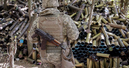 “Lielajā karā” kopš 2022. gada 24. februāra liela nozīme bijusi artilērijai, kas joprojām būtiski ietekmē kauju norisi. Attēlā: ukraiņu artilērists pozīcijā Donbasā.