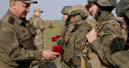 Krievijas aizsardzības ministrs Sergejs Šoigu apbalvu sieviešu kareives. 