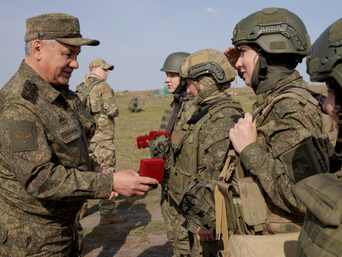 Krievijas aizsardzības ministrs Sergejs Šoigu apbalvu sieviešu kareives. 