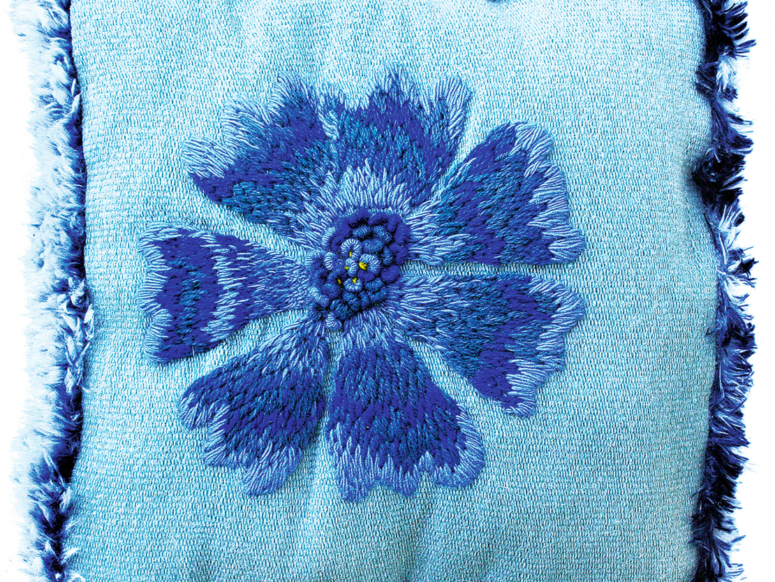 Rudzupuķei ir izmantoti septiņi zilās krāsas toņi un akcentam zieda vidū nedaudz dzeltenās dzijas. 