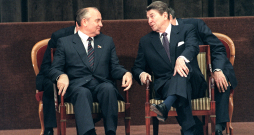 ASV prezidents Ronalds Reigans (no labās) sarunājas ar PSRS ģenerālsekretāru Mihailu Gorbačovu samita laikā Ženēvā. 1985. gada 21. novembris.