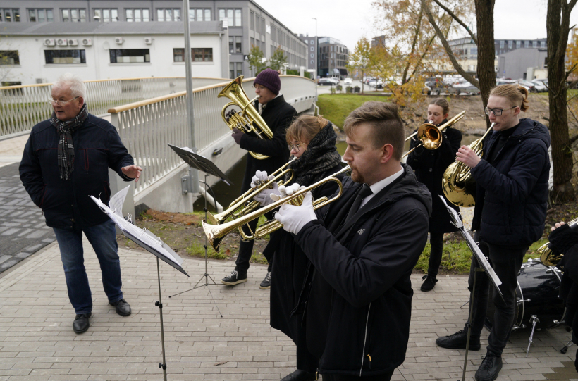 Atklāts jaunais gājēju un velosipēdistu tilts pār Kīleveina grāvi.