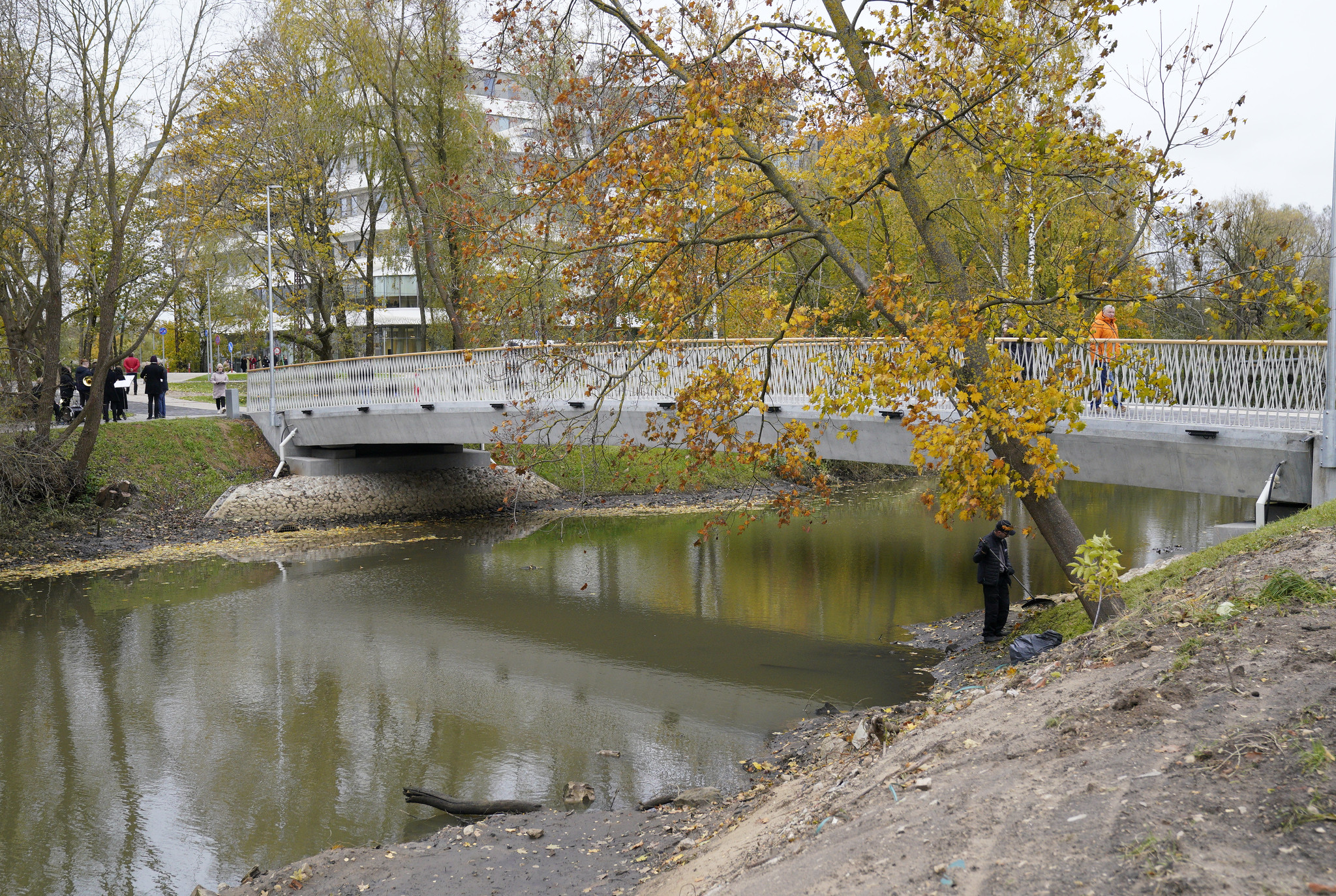 Atklāts jaunais gājēju un velosipēdistu tilts pār Kīleveina grāvi.