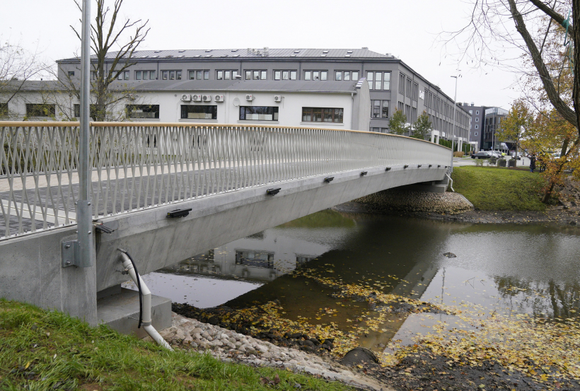 Atklāts jaunais gājēju un velosipēdistu tilts pār Kīleveina grāvi.