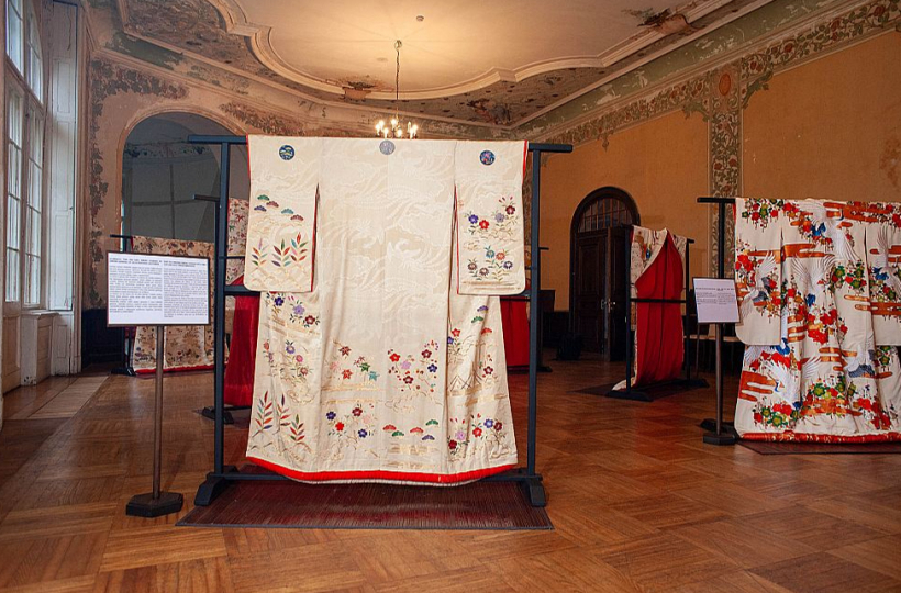 Cesvaines pilī apskatāma unikāla japāņu kimono izstāde, kuras tērpu izšuvumu atjaunošanā piedalījusies Latvijas restauratore Antra Saliņa.