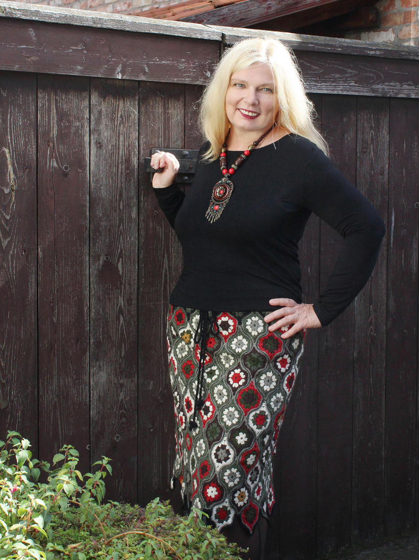 Svārciņi no maziem tamborētiem rombiņiem izskatās eleganti.