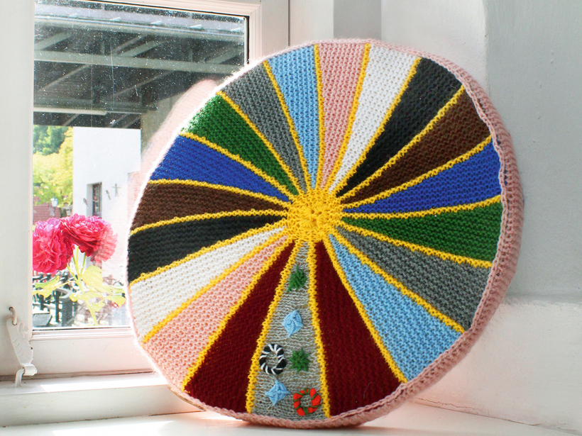 “Arī šim aplim, ko visas noadījām Sabiles rokdarbnieču saietā, citas izvēlējās tādas mierīgas, ieturētas krāsas, bet es – viskošākās...” tā Tabilta.