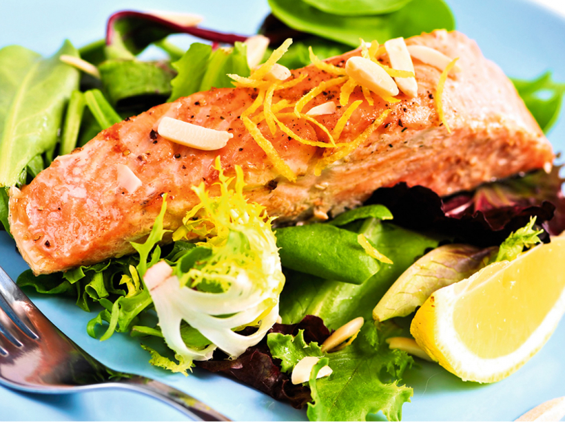 Lasis medus–sinepju mērcē.