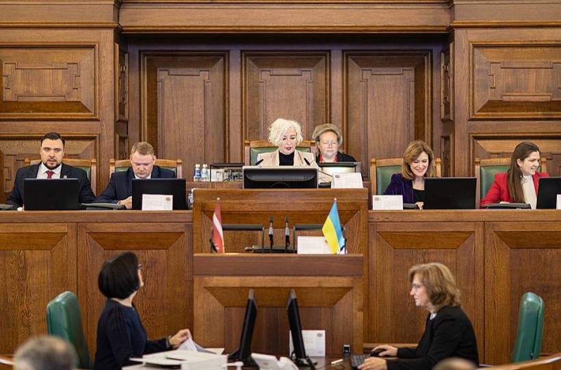 Pēdējos gados Saeimas spīkera amats ir līdzvērtīgs vienam postenim valdībā, tāpēc pēc valdības maiņas šajā krēslā sēdās ZZS pārstāve Daiga Mieriņa.