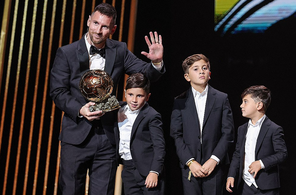 Lionels Mesi savu astoto zelta bumbas balvu saņēma kopā ar saviem trim dēliem.