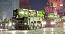 Krievijas starpkontinentālās ballistiskās raķetes naktī pirms 9. maija parādes Sarkanajā laukumā Maskavā