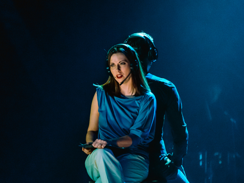 Aija Vītoliņa mūziklā "Zum Zum" radio diktores Solvitas Sondores lomā.