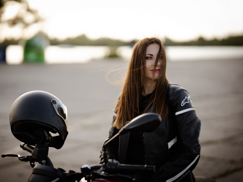 Aija Vītoliņa uz motocikla.