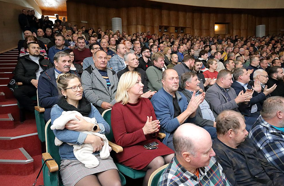 Slampes kultūras pils, kur lauksaimnieku ārkārtas sapulci vakar rīkoja biedrība "Zemnieku saeima", bija stāvgrūdām pilna ar zemniekiem, kas cerēja rast skaidrību jaunākajos birokrātijas līkločos.