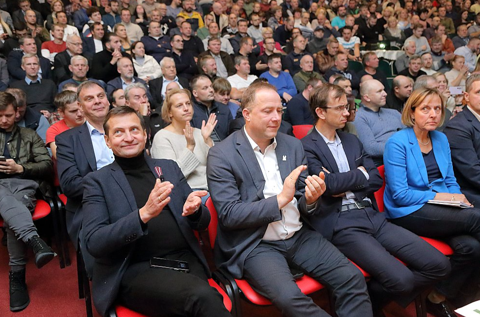 Slampes kultūras pils, kur lauksaimnieku ārkārtas sapulci vakar rīkoja biedrība "Zemnieku saeima", bija stāvgrūdām pilna ar zemniekiem, kas cerēja rast skaidrību jaunākajos birokrātijas līkločos.