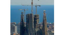 "Sagrada Familia" būve turpinās.