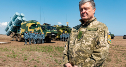 Toreizējais Ukrainas prezidents Petro Porošenko Ukrainas raķešu kompleksa izmēģinājumu laikā
2019. gadā.