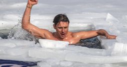 Čehs Dāvids Vencels uzstāda Ginesa rekordu peldēšanā zem ledus.