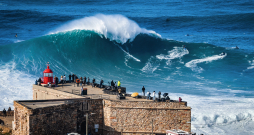 Nacarē Portugālē veidojas pasaulē lielākie viļņi, tāpēc sērfotāji šo vietu ļoti iecienījuši.