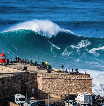 Nacarē Portugālē veidojas pasaulē lielākie viļņi, tāpēc sērfotāji šo vietu ļoti iecienījuši.