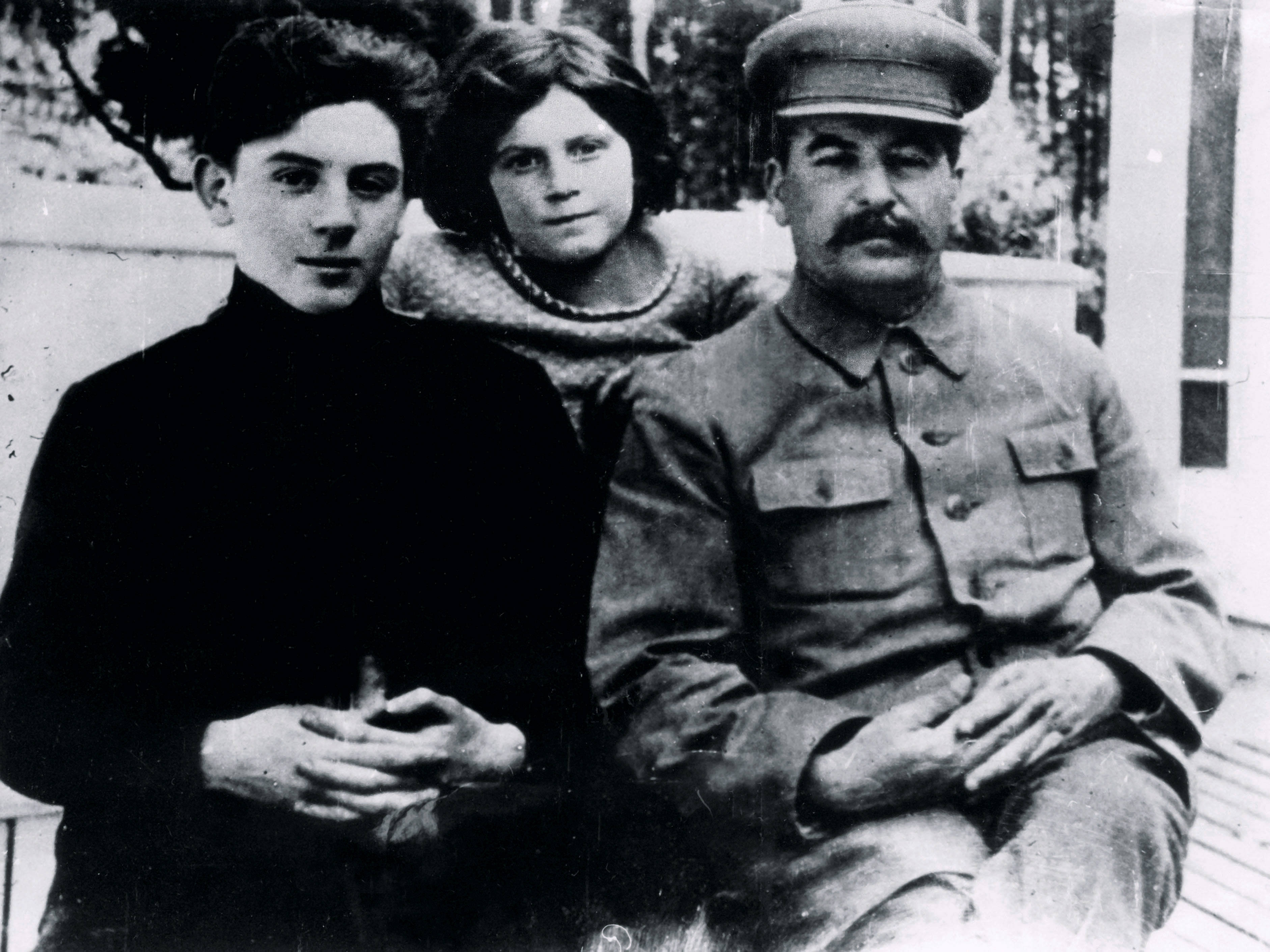 Josifs Staļins ar dēlu Vasīliju un meitu Svetlanu 1930. gados.