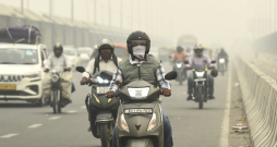 Indijas galvaspilsētu pārklājis toksisks smogs.