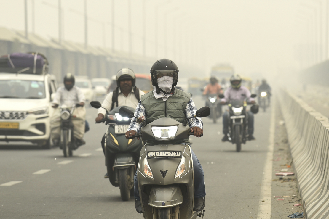 Indijas galvaspilsētu pārklājis toksisks smogs.