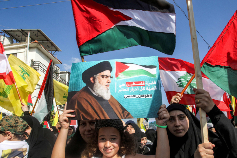 Libāna. Uz plakāta: Libānas šiītu kustības "Hezbollah" līderis Hasans Nasralla.