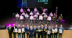 Balvas laureāti kopā ar zemkopības ministru Armandu Krauzi un Saeimas priekšsēdētāju Daigu Mieriņu.